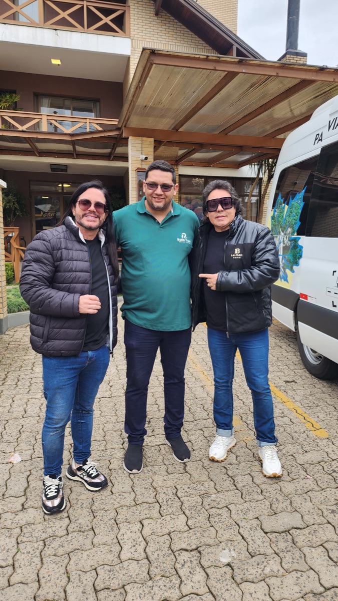 Rafa Tour com integrantes da banda Calcinha Preta em Gramado, ao lado da van
