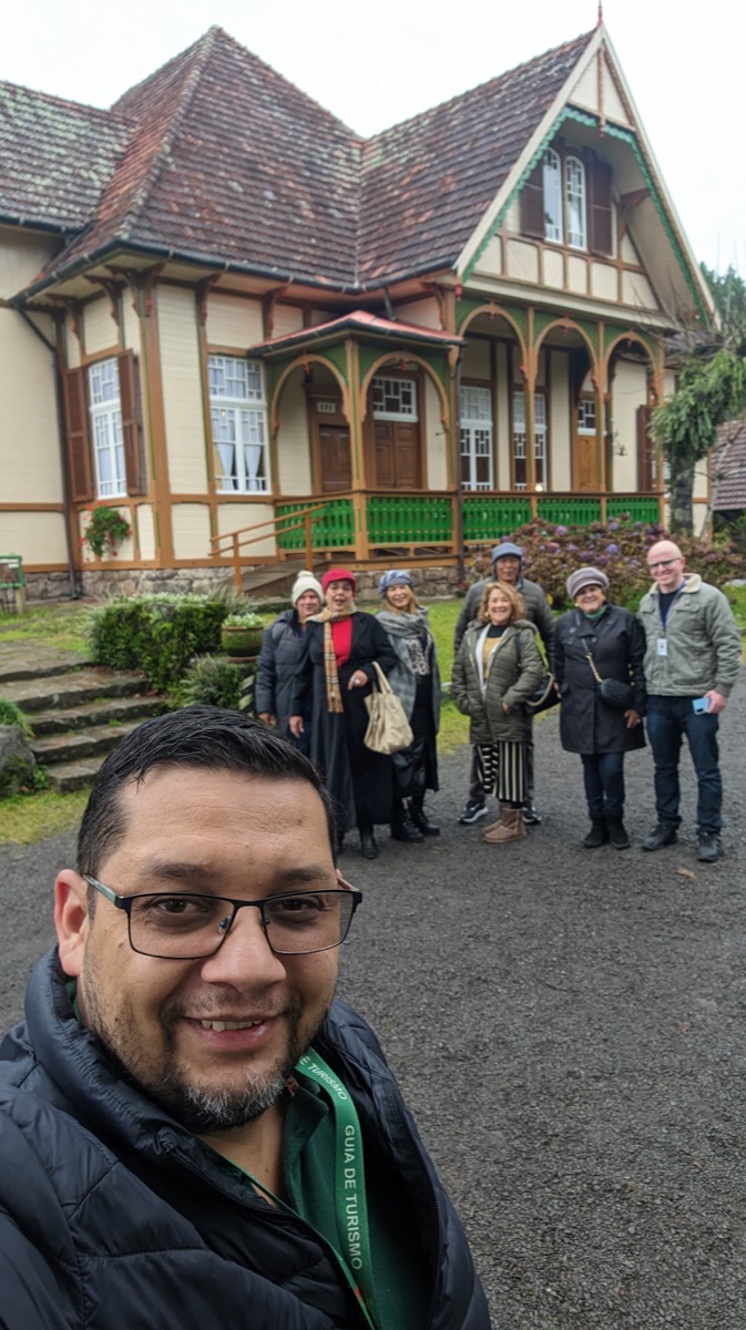 Grupo com o Rafa em casa típica de Gramado em estilo enxaimel