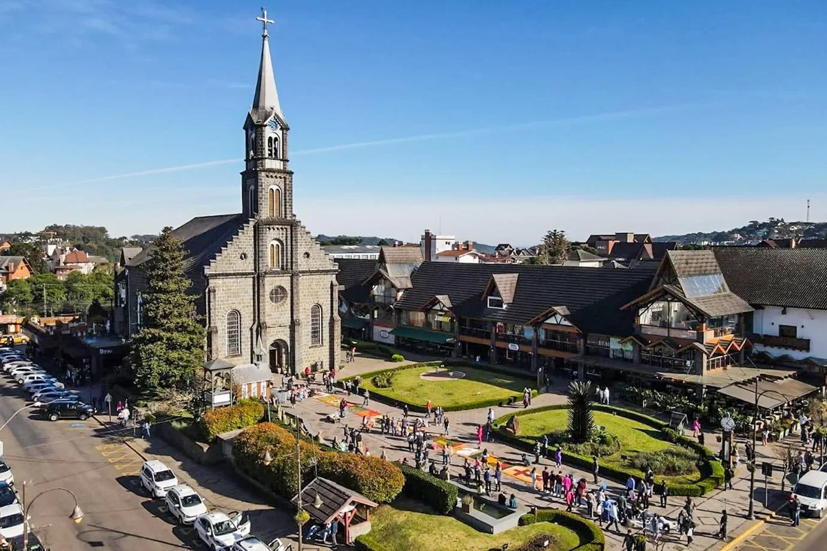 Vista aérea da Igreja Matriz São Pedro e Praça Major Nicoletti em Gramado — city tour privativo por Gramado e Canela