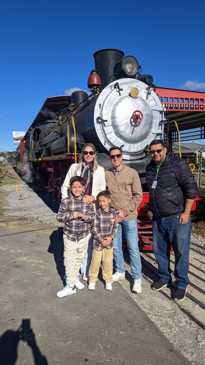 Rafa Tour com família em frente à Maria Fumaça em Bento Gonçalves — tour privativo Bento, Garibaldi e Carlos Barbosa
