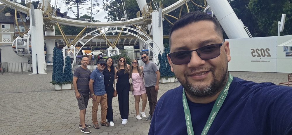 Rafael Pedro de Souza, motorista-guia credenciado do Rafa Tour, em Gramado