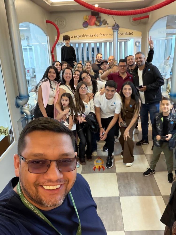 Família em experiência Mundo do Chocolate em Gramado com o Rafa Tour