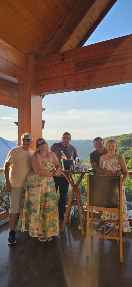 Casais em mirante de chalé na Serra Gaúcha com o Rafa Tour
