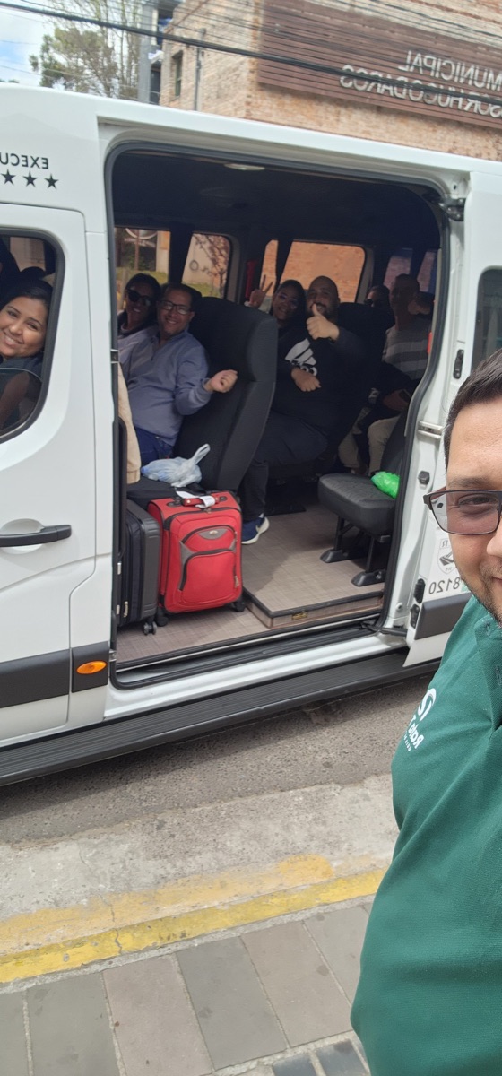 Excursão embarcando em van Sprinter executiva conduzida pelo Rafa Tour